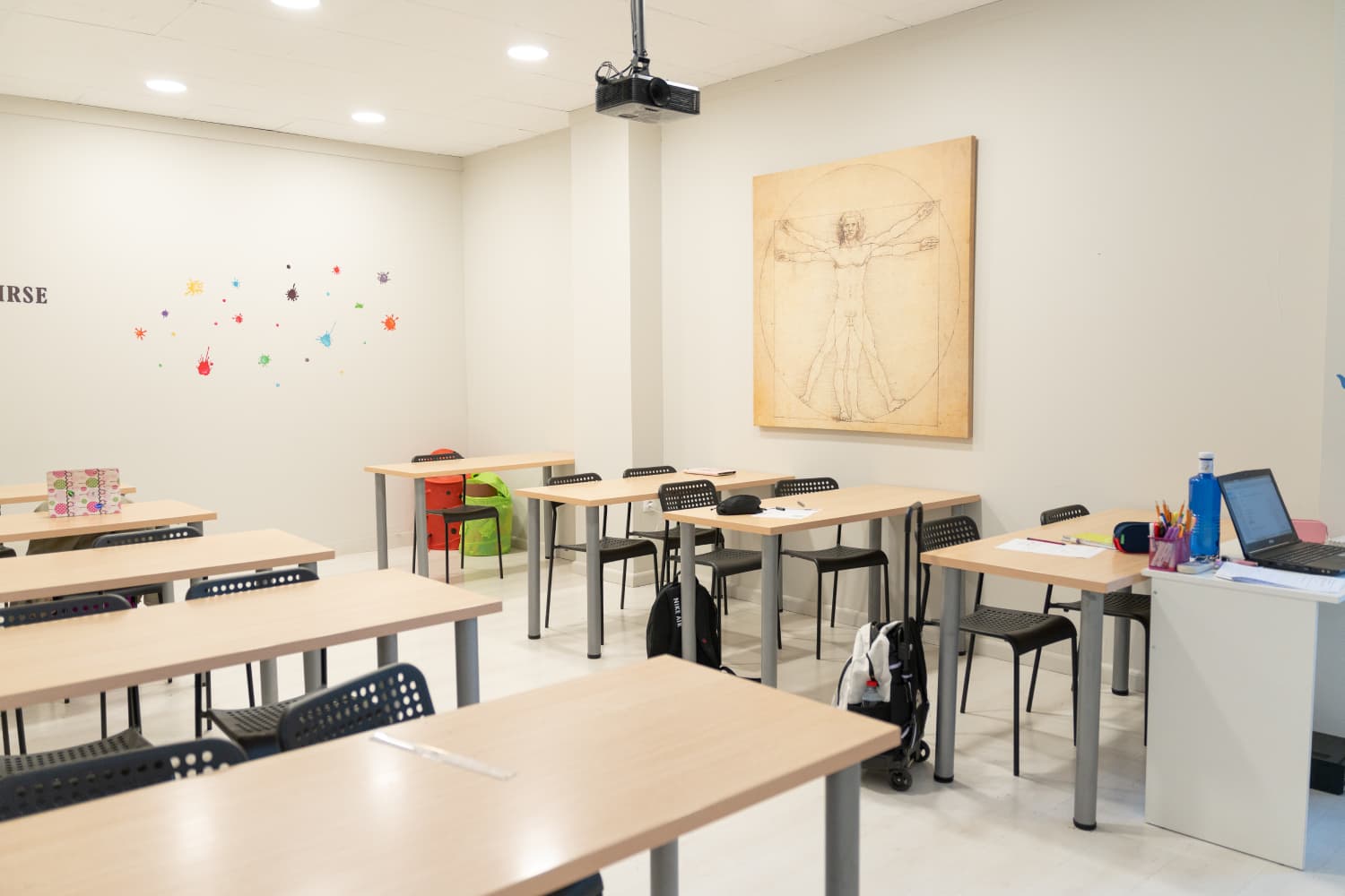 Aula del Centro de Estudios Ortega y Gasset con pizarra, proyector y mesas de estudio